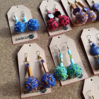 Pendientes fieltro y cuentas hechos a mano