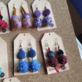 Pendientes fieltro y cuentas hechos a mano