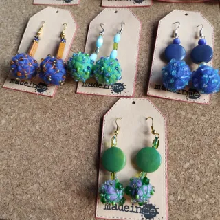 Pendientes fieltro y cuentas hechos a mano