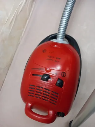 Aspirapolvere giocattolo rosso