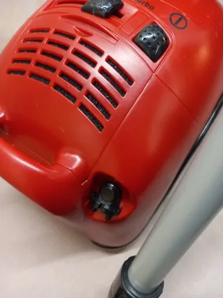 Aspirapolvere giocattolo rosso