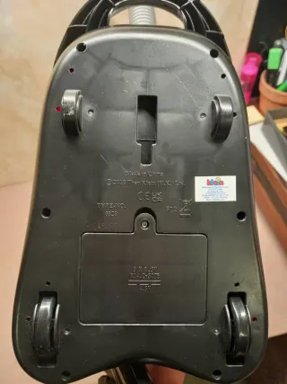 Aspirapolvere giocattolo rosso