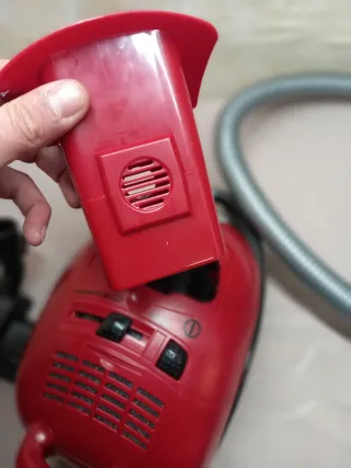 Aspirapolvere giocattolo rosso