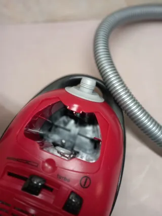 Aspirapolvere giocattolo rosso