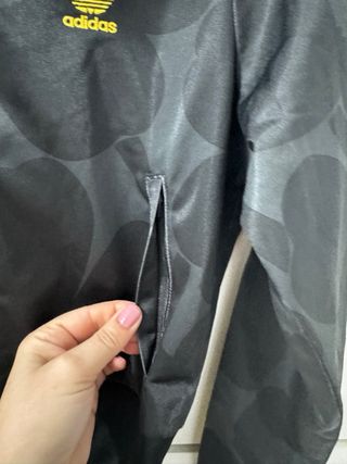 Chaqueta Adidas Negra y Dorada