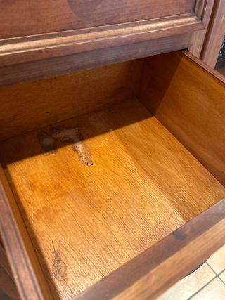 Aparador de madera con vitrina