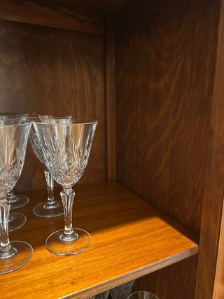 Aparador de madera con vitrina