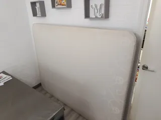 Base tapizada beige y blanca