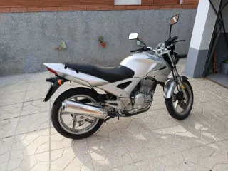 Honda CBF 250 en buen estado con 46000 klm