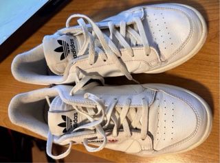 Adidas Blancas con detalles rojos