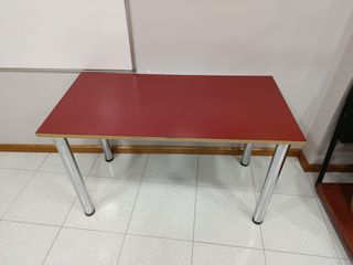 Mesa de oficina roja y plateada