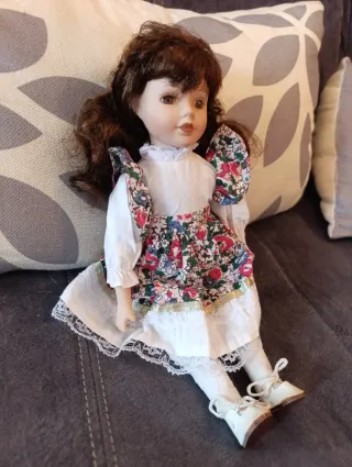 Muñeca de porcelana vintage