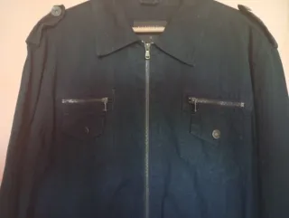 Chaqueta negra con cremallera tipo tejana