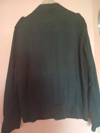 Chaqueta negra con cremallera tipo tejana