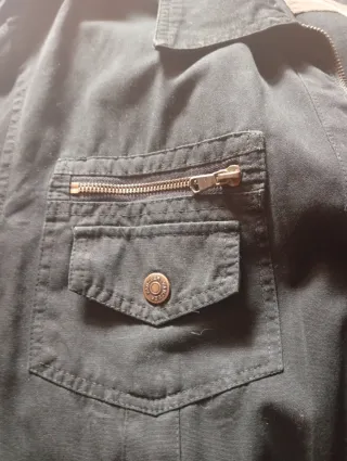 Chaqueta negra con cremallera tipo tejana