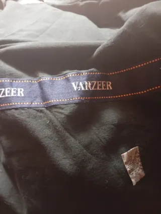 Chaqueta negra con cremallera tipo tejana