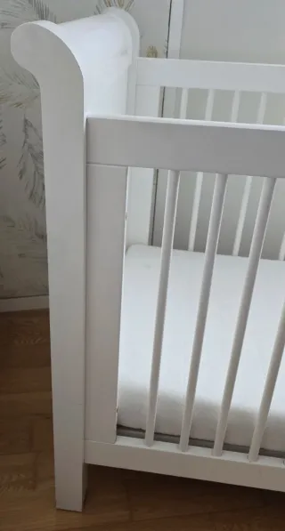Cuna de madera blanca