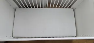 Cuna de madera blanca