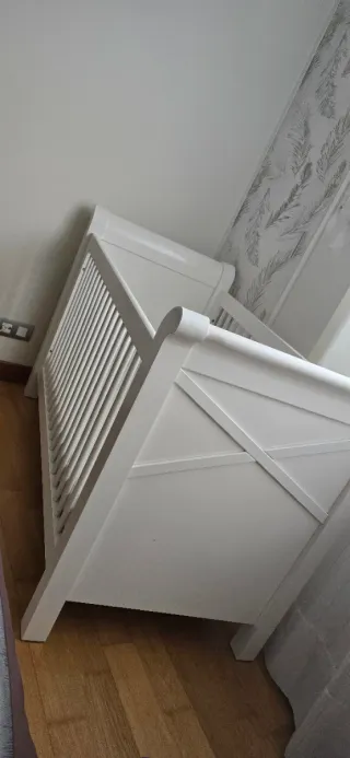 Cuna de madera blanca