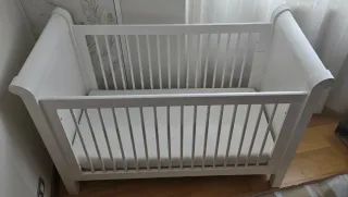 Cuna de madera blanca