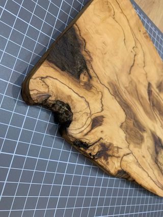 Tabla de cortar artesanal de madera de olivo
