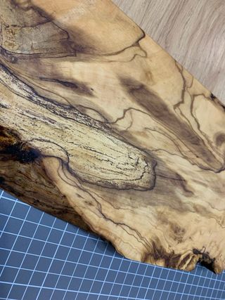 Tabla de cortar artesanal de madera de olivo