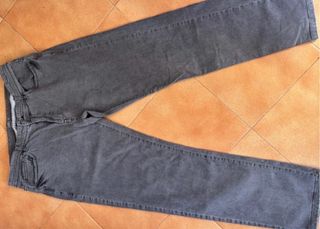 Pantalón vaquero hombre gris