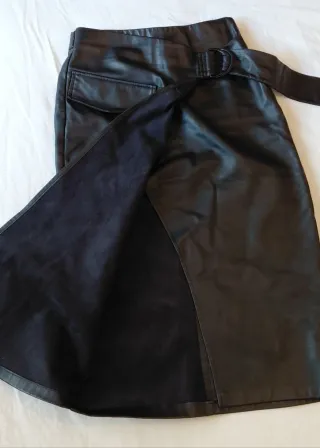 Falda Zara efecto piel negra