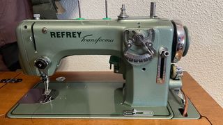 Máquina de coser Refrey vintage con mueble