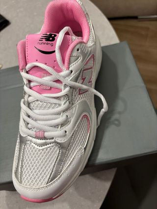 Zapatillas New Balance blanca y rosa