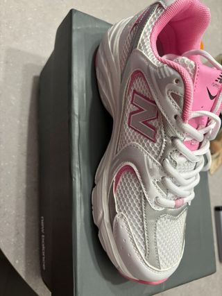 Zapatillas New Balance blanca y rosa