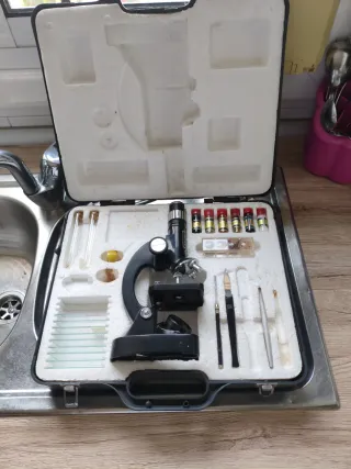 Microscopio con accesorios