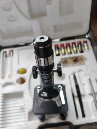 Microscopio con accesorios