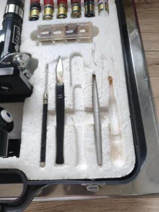 Microscopio con accesorios