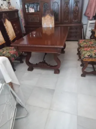 Mesa de nogal tallada y 6 sillas