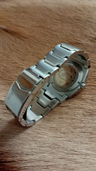 Reloj Lotus Negro y Plateado