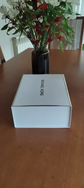 Bolsa y caja Michael Kors blanca