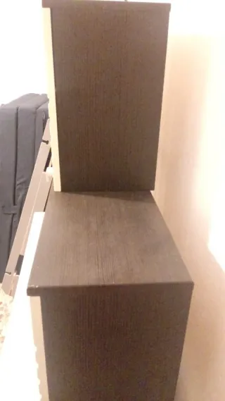 Mueble de madera beige y marrón