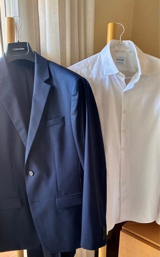 Traje Calvin Klein Azul y camisa blanca