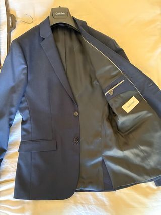 Traje Calvin Klein Azul y camisa blanca