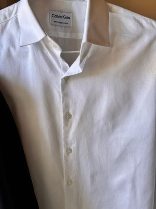 Traje Calvin Klein Azul y camisa blanca