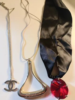 Lote Colgantes Chanel y Guerlain