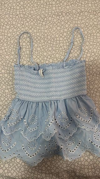 Top azul Stradivarius con bordados