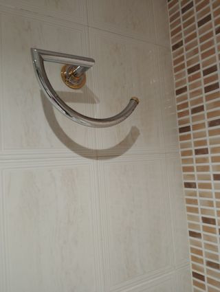 Mueble de baño con lavabo, espejo y accesorios