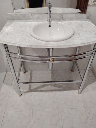 Mueble de baño con lavabo, espejo y accesorios