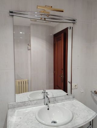 Mueble de baño con lavabo, espejo y accesorios
