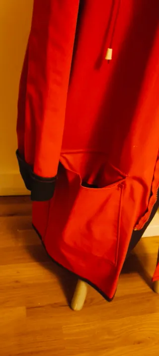 Parka reversible negra y roja