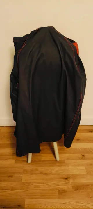 Parka reversible negra y roja