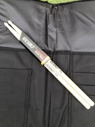 Bolsa baquetas acolchada y baquetas 5A nuevas.