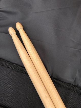 Bolsa baquetas acolchada y baquetas 5A nuevas.